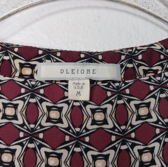 Pleione Popover Short Sleeve Geometric Patterned Blouse Flowy V-Neck size M - Picture 3 of 10